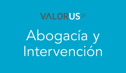 imagen azul con texto adogacia Y intervencion con logo de VALORUS